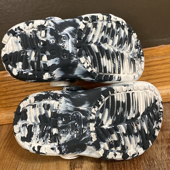 Crocs black & white marble Clogs sandals size C5 - Picture 8 of 9